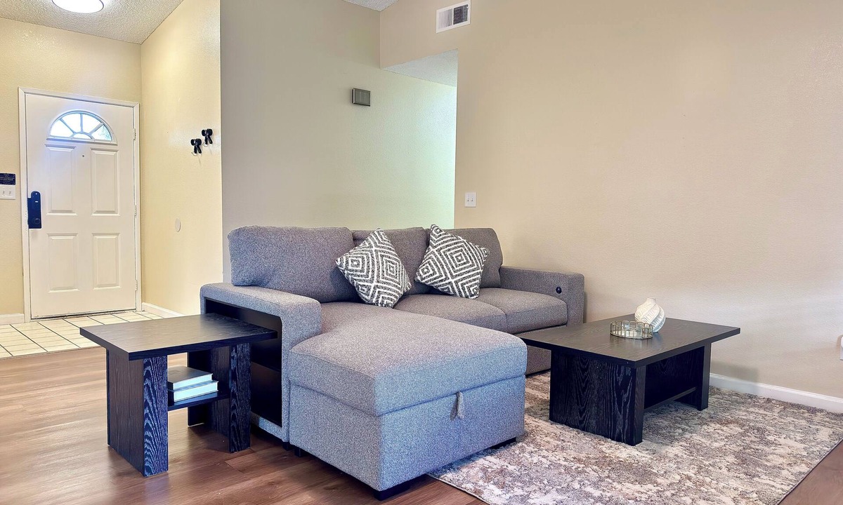 Hanford House | Roomy 3BR & 2BA Retreat with Laundry