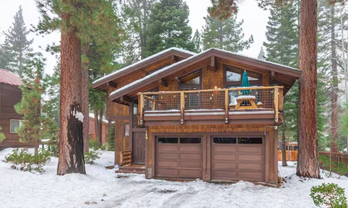 Lake Forest House | Roundridge Retreat - Dollar Point - Hot Tub - 2 Decks - BBQ - Fireplace
