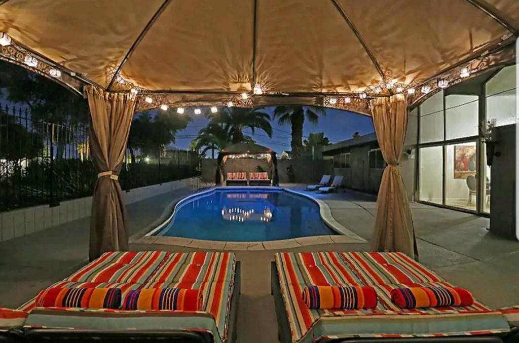 Rhodes Ranch House | Royal Palace -W/pool 5 Min to Strip & Convention