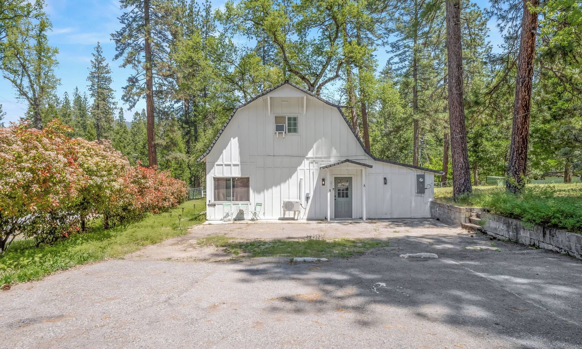 Oakhurst House | Rustic Barn w/game room and hot tub, 5min from Bass Lake & 23min from Yosemite