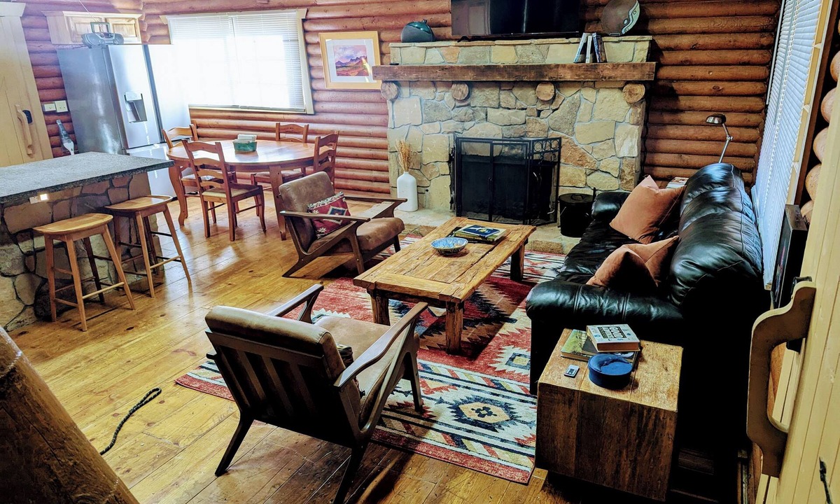 Pine Mountain Club Cabin | Rustic log cabin offering modern conveniences - Pet friendly