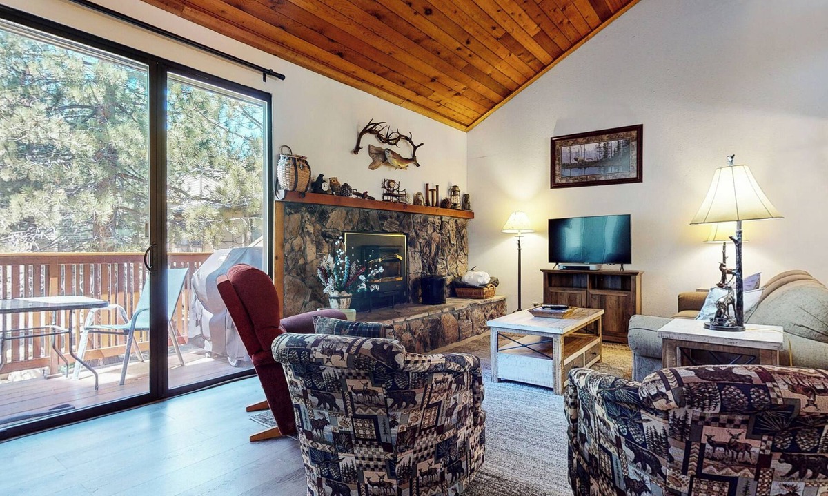 Mammoth Lakes Condo | Rustic Mountain Townhome. Private Gas Grill, Washer/Dryer, On Site Pool