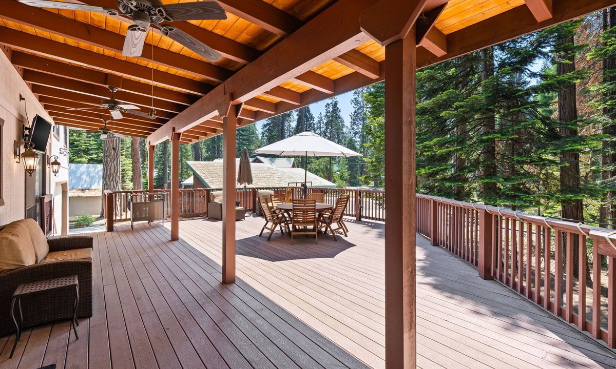 Shaver Lake Cabin | Rustic Pines | Fun Game Cabin in East Village
