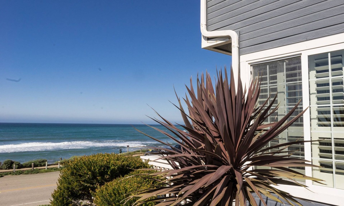 San Simeon Hotel | Sand Pebbles Inn