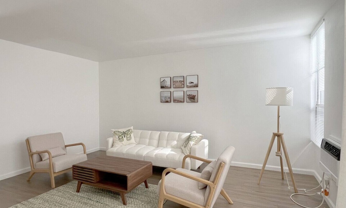 Wilshire Montana Apartment | Seaside Escape Steps from Santa Monica Beach