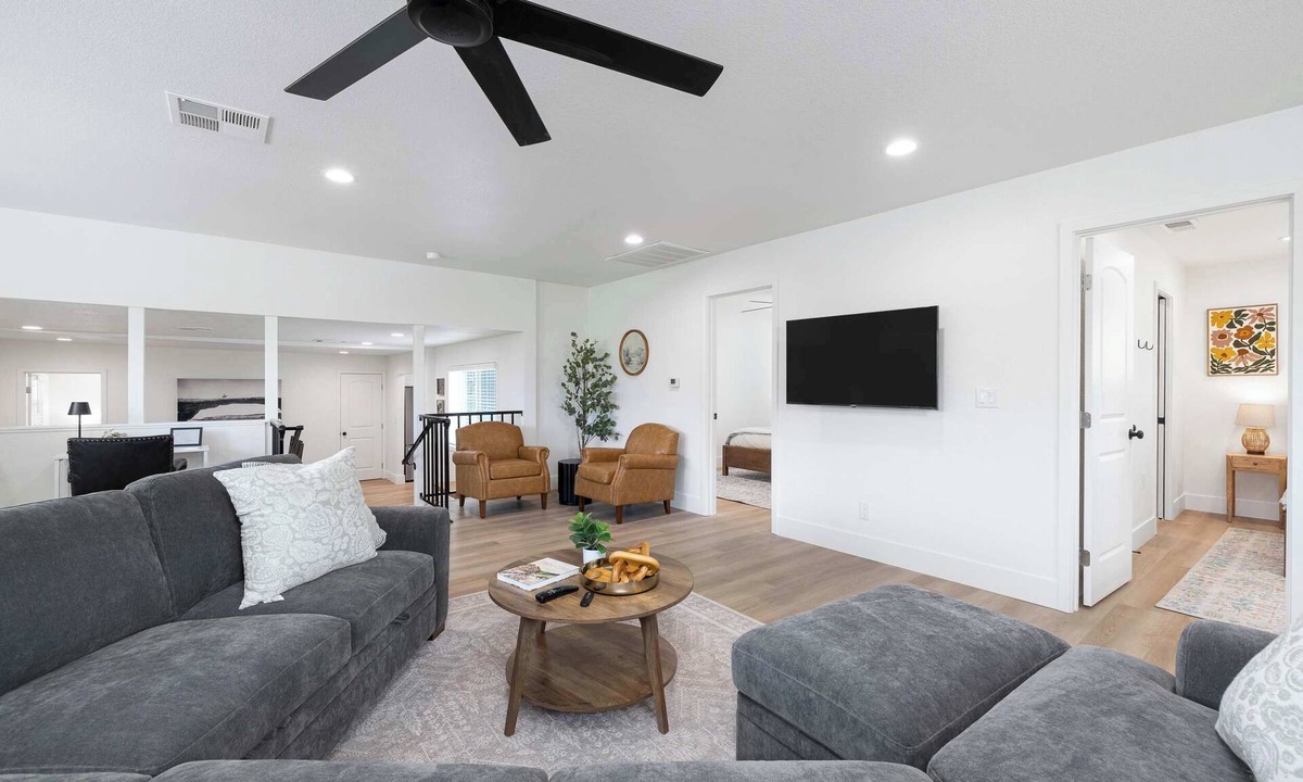 Three Rivers House | Sequoia Family Suite: Pool, Views, Games @SQ Motel
