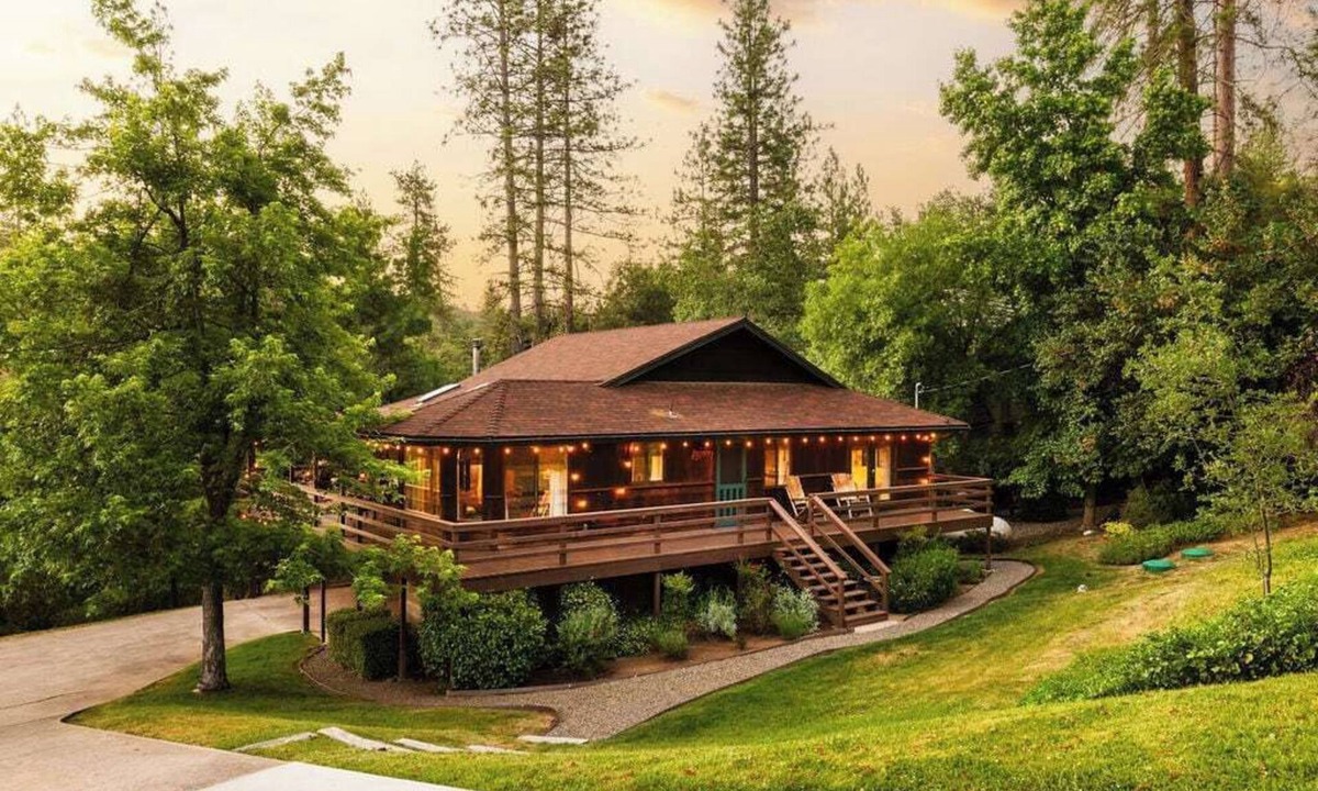 Yosemite Forks Cabin | Serene Creekfront Cabin 2000 sqft | 20min to Yosemite