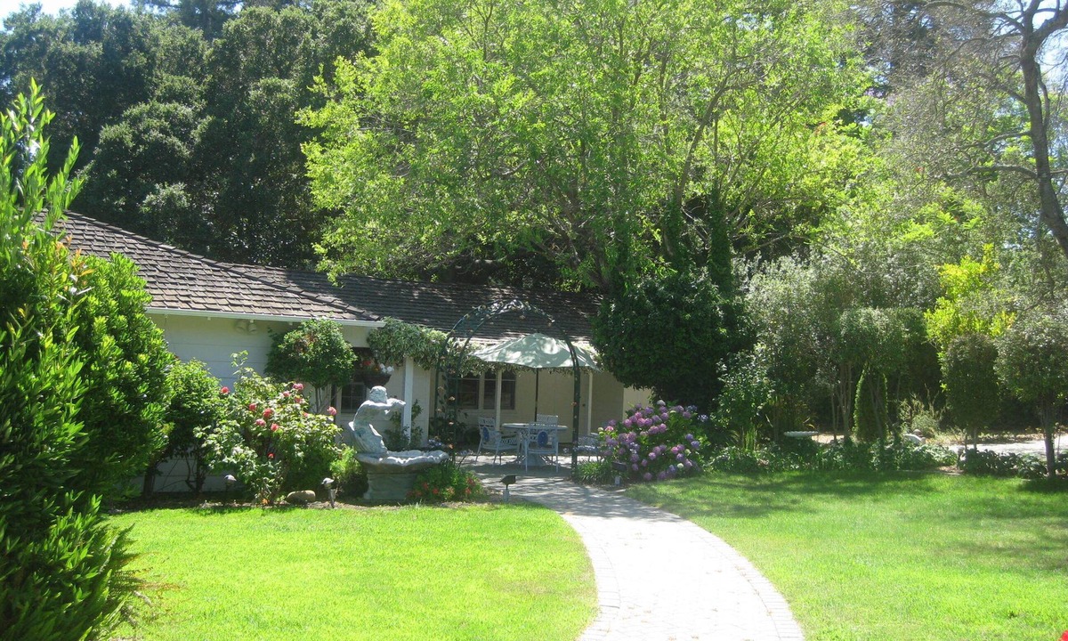Saratoga House | Serene Gated Executive House in Saratoga's Finest Area.