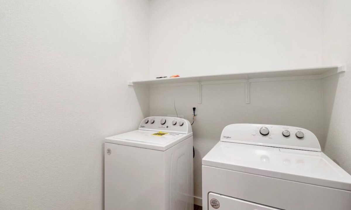 Elk Grove Hotel | Serene Modern Home · Calm & Cozy