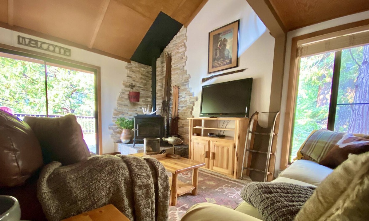 Shaver Lake House | Shaver Lake Condo 2/2 + loft, common pool/hot tub/wifi/EV charger