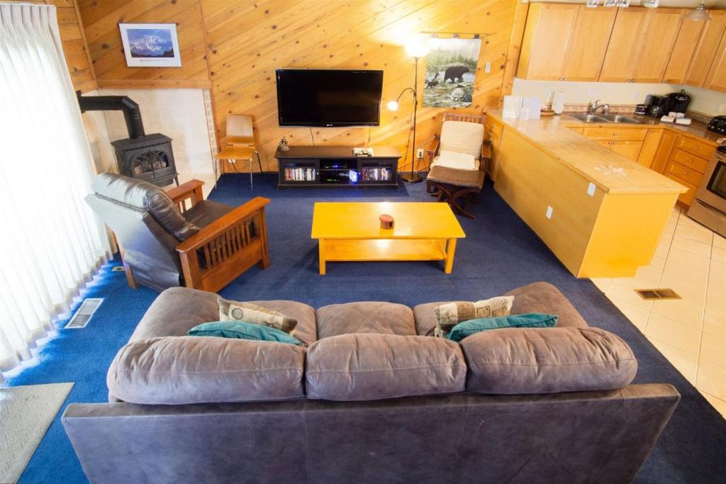 June Lake Apartment | Sierra Suns 10