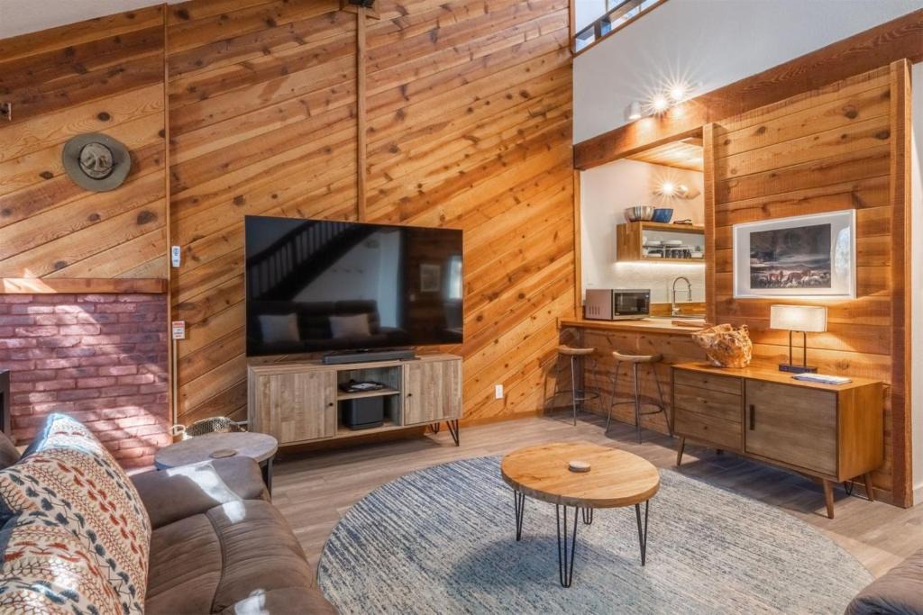 June Lake Apartment | Sierra Suns 6