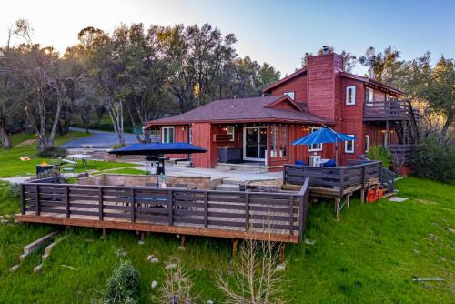 North Fork Cabin | Sierra Vista Lookout Lodge with Creek, Waterfall and Waterholes, minutes from Bass Lake and Yosemite South Gate