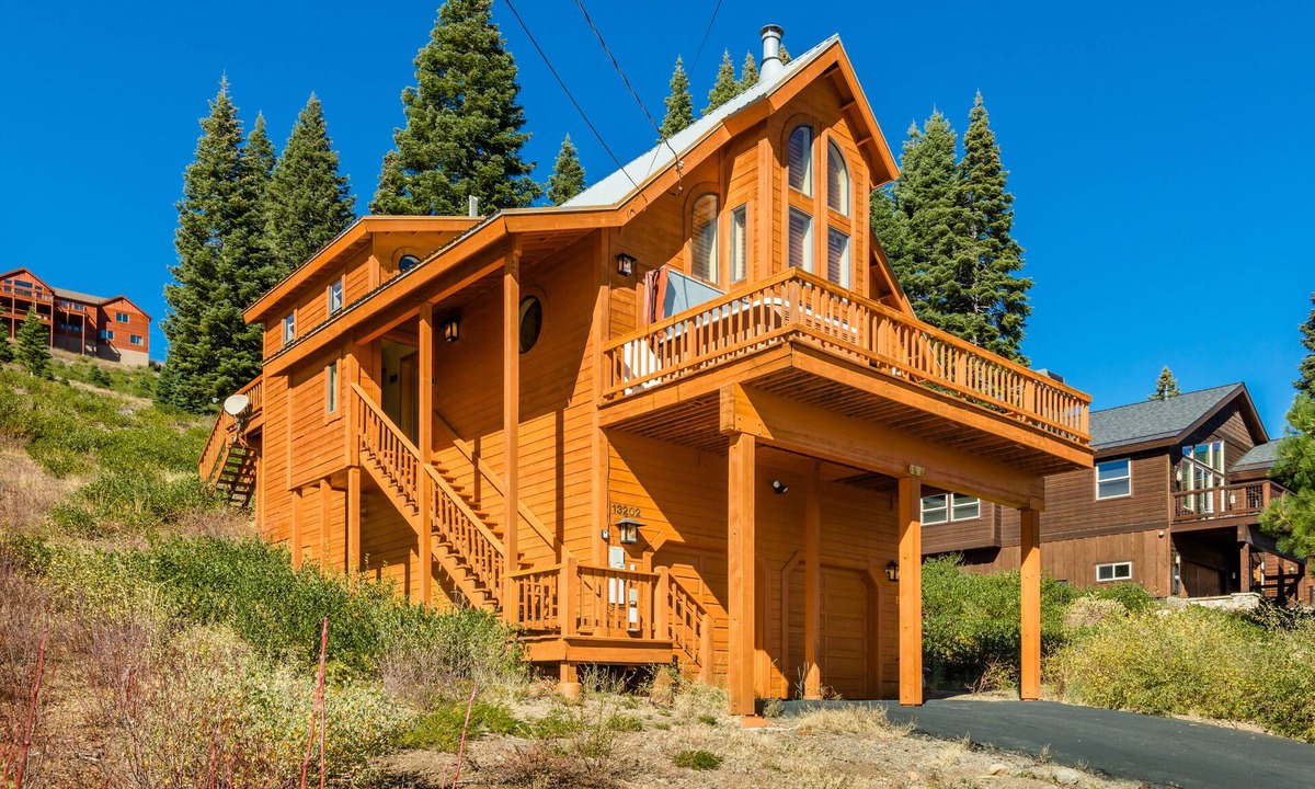 Truckee House | SierraScape Hot Tub Over Gorgeous MtnViews, Arcade, SteamShower, 400M Wifi, EV Charger +Pet Friendly