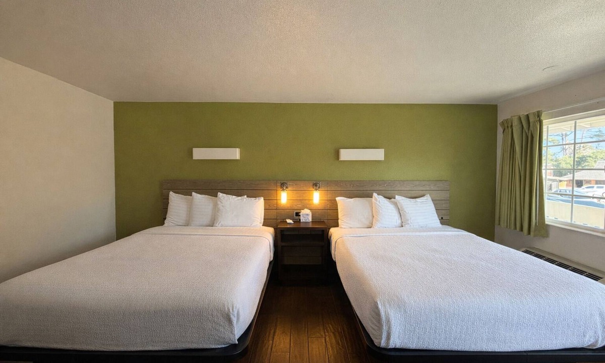 Munras Avenue Hotel | Signature 2 Queen Room - Spacious Layout - Sleeps 4