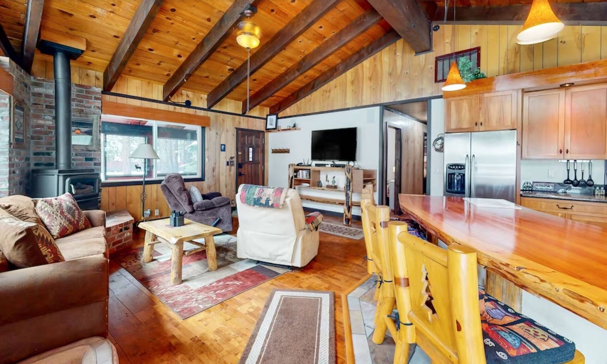 Pioneer Trail Cabin | Single-level 3BR Chalet with large yard, fire pit & gas stove - dogs welcome
