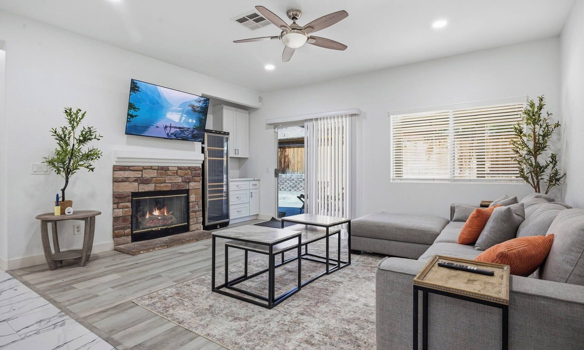 Victorville House | Single-story family & pet-friendly home w spacious fenced yard