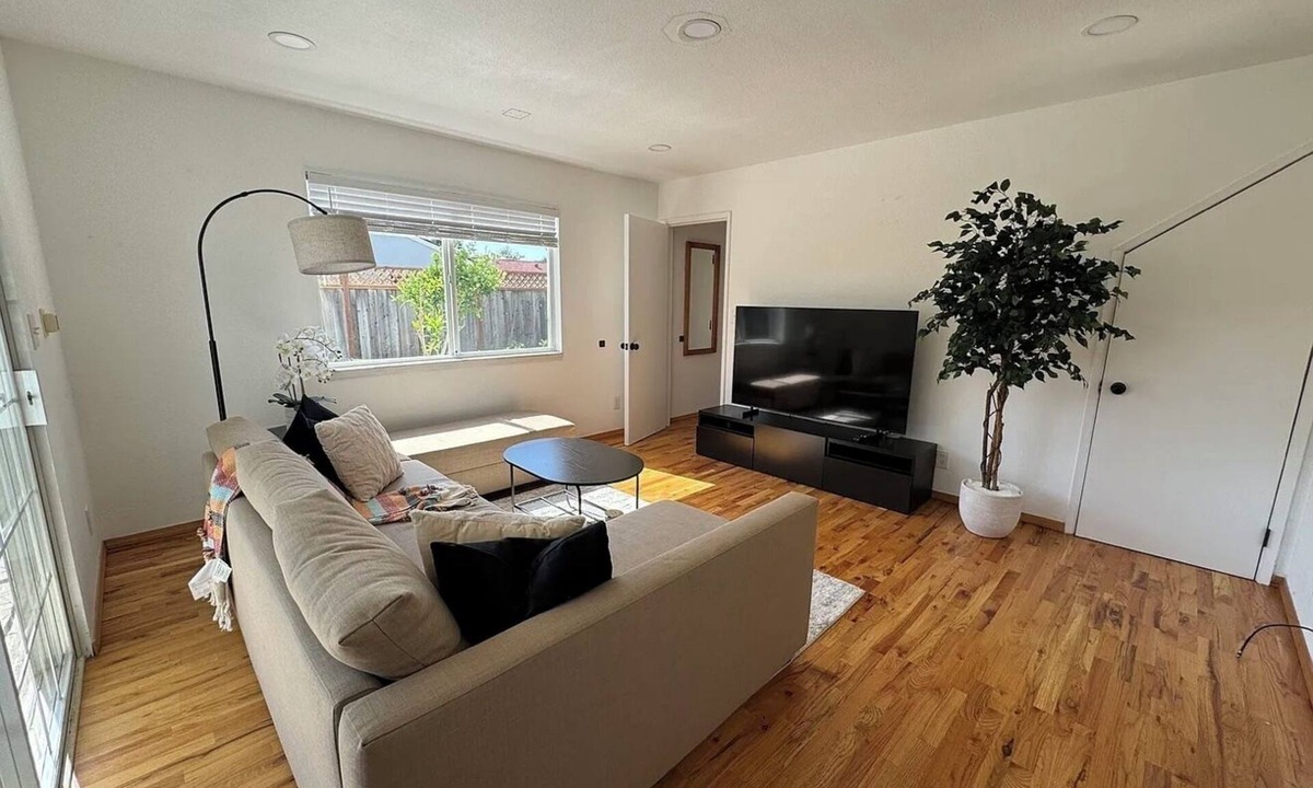 South San Jose House | SJ Travelers dream home! Spacious 4bed 4bath house in a quiet neighborhood.
