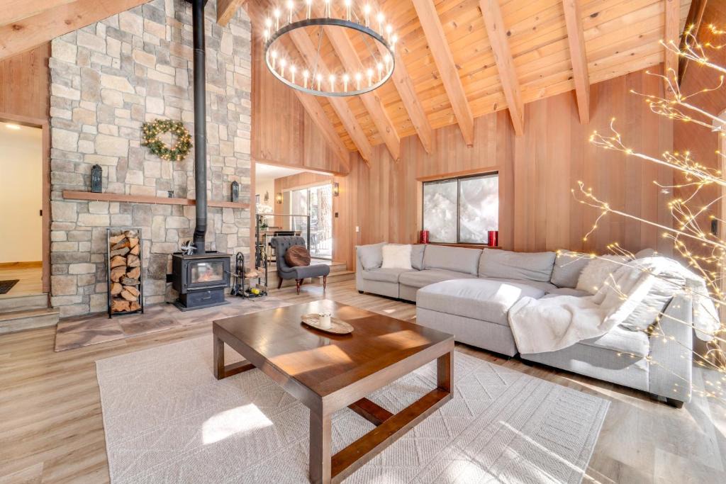 Pla-Vada Woodlands House | Ski, Hike & Fish: Cabin w/Deck in Soda Springs!
