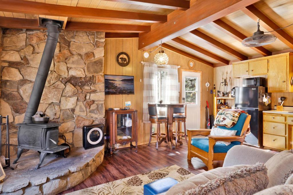 Big Bear Lake Ski Chalet | Ski View Chalet by Big Bear Vacations Central Moonridge Hillside Retreat