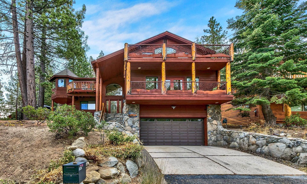Country Club Estates House | Skyline Contemporary 3BR, 4BA, Game Room, Spa