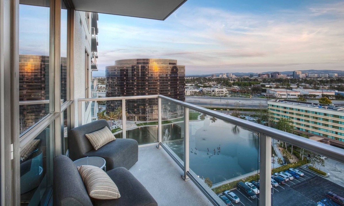 Santa Ana House | Skyline Panoramic 2 Bdrm Penthouse