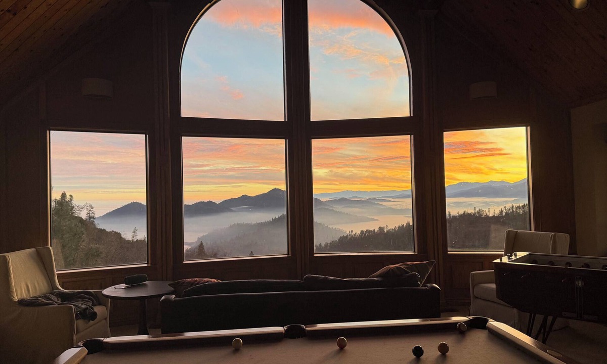 Lakehead House | Sleeps 17 Remodeled Gorgeous Lake House -Shasta Lake/views -Close to Packers Bay