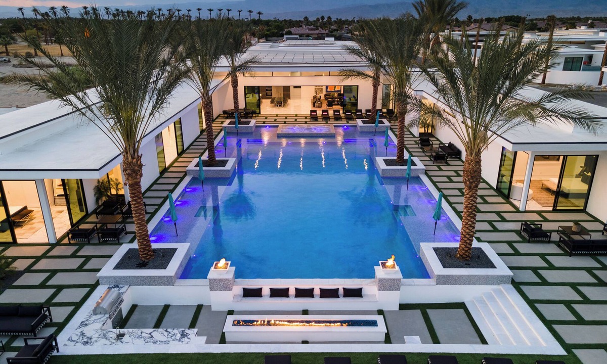 Indio Villa | Sleeps 26 Pool + Pickleball Court + Putting Green Near La Quinta | Bravo