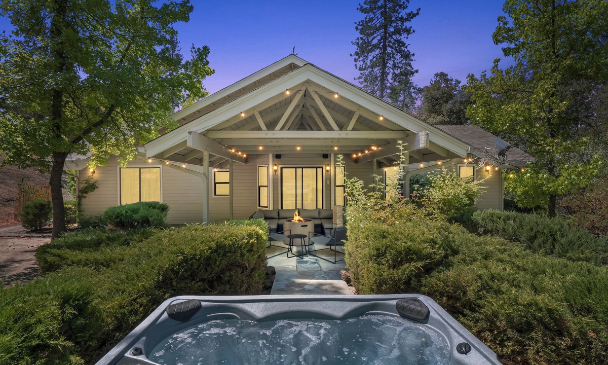 Ahwahnee House | Sleeps 30 - Spacious - 3 Houses on 40 acres - Hot Tub - Game Room