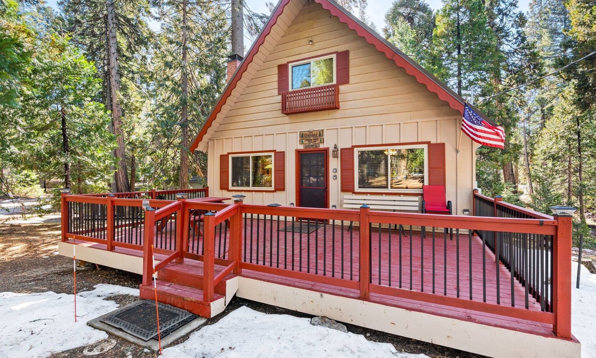 Sierra Cedars Cabin | Smoke Tree | Newly Updated Cozy Cabin Retreat