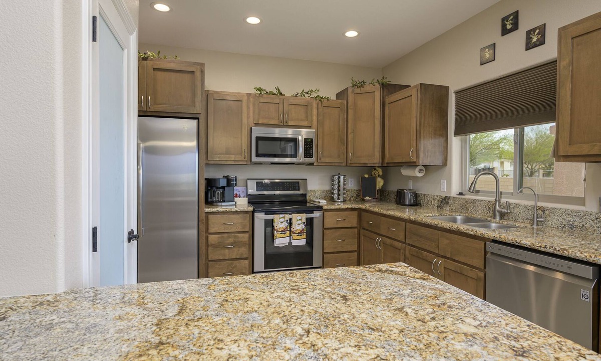 Sunridge Estates House | Snow Bird Retreat /King Bed /Arcade/View/RV Pkg/Minutes from River/Casino/Lake