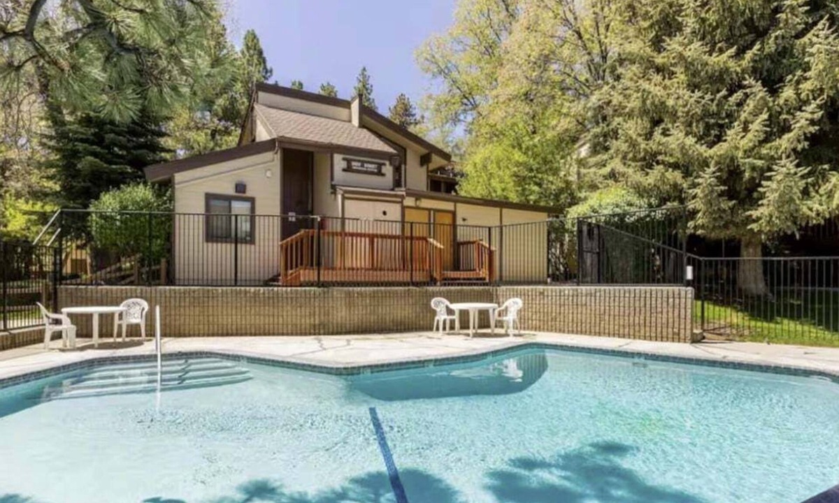 Big Bear Lake Cabin | Snow Summit Thrush8 - Walk to Snow Summit, Hot Tub, Swimming Pool