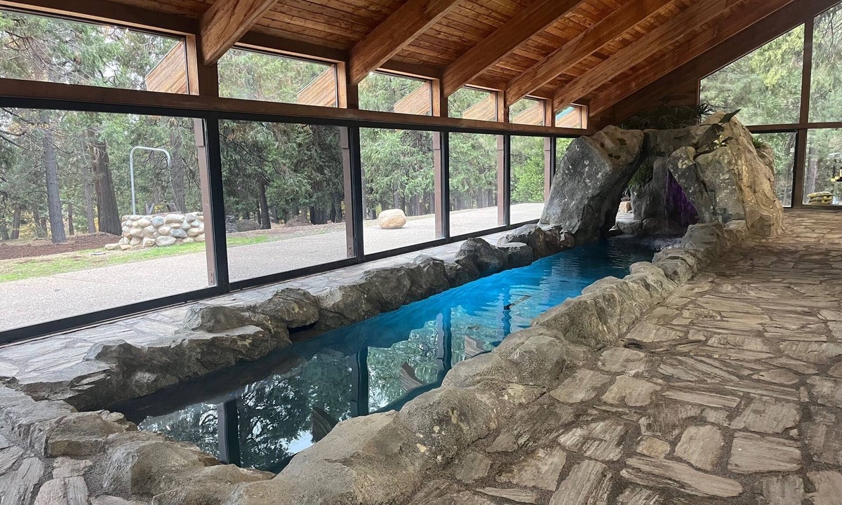 Apple Hill House | Snowline Lodge with Indoor Pool, Pickleball, Hot Tub and Disc Golf!