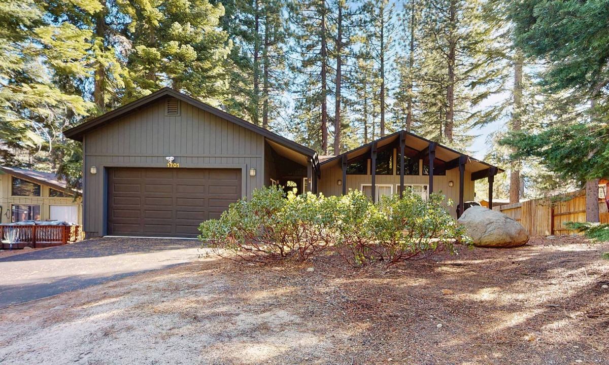 Country Club Estates House | South Lake Tahoe Retreat: Skiing & Lakeside Fun!