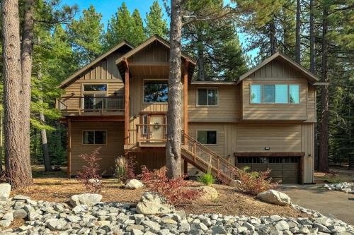 Tahoe Paradise House | South Lake Tahoe Escape - Gourmet Kitchen & Hot Tub