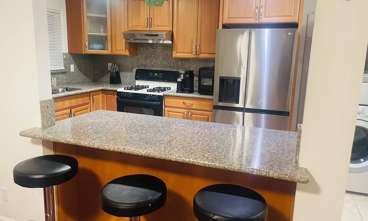 Oakland House | Spacious 2Bedroom House Bath in the Heart of the Bay. Minutes from attractions.