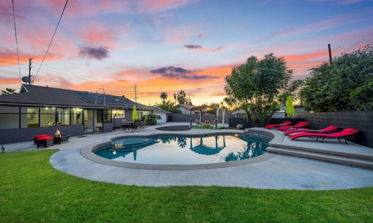 Canoga Park House | Spacious 3 Bedroom Luxury Home With a Private Pool