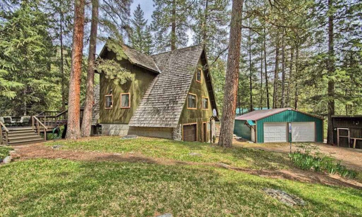 Peshastin House | Spacious 3BR Riverfront Dog Friendly - WoodStove