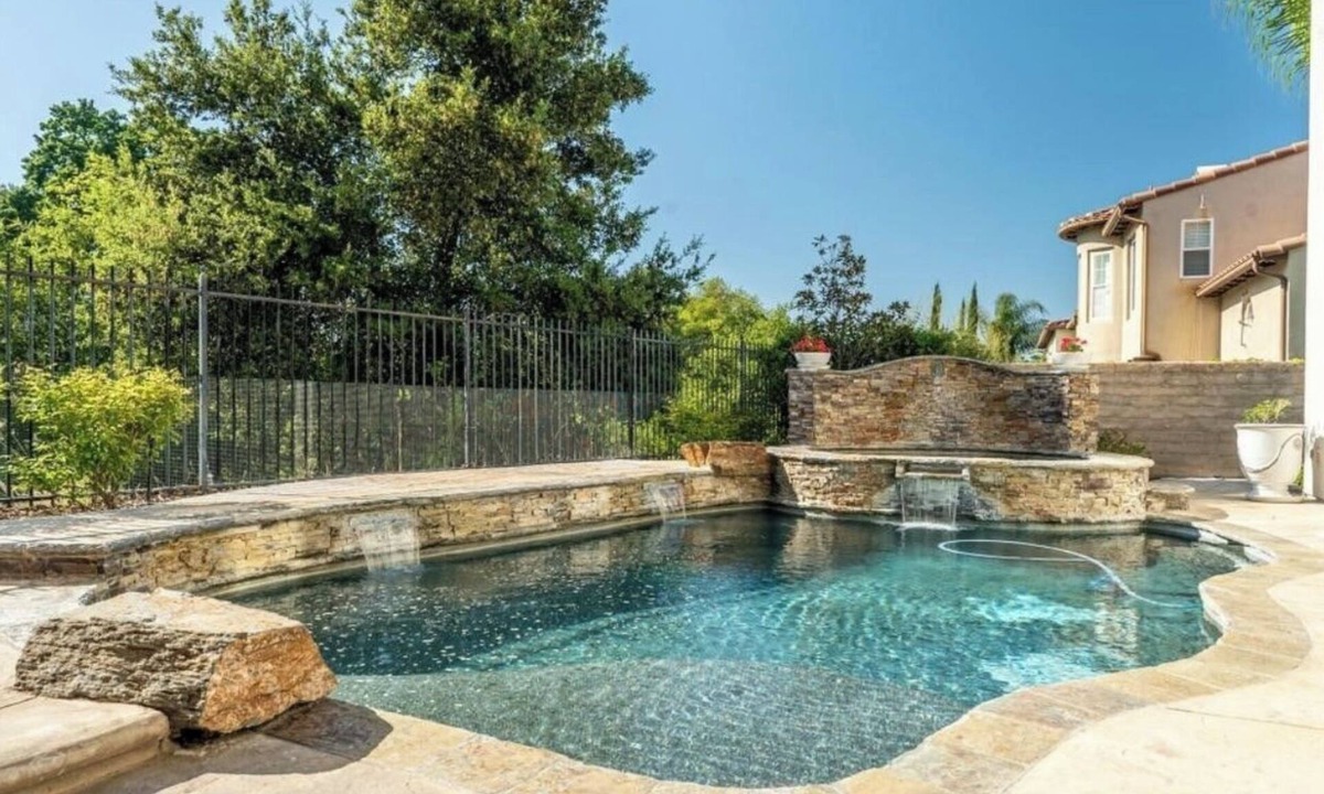 Valencia House | Spacious 4-bedroom house in excellent Santa Clarita with AC