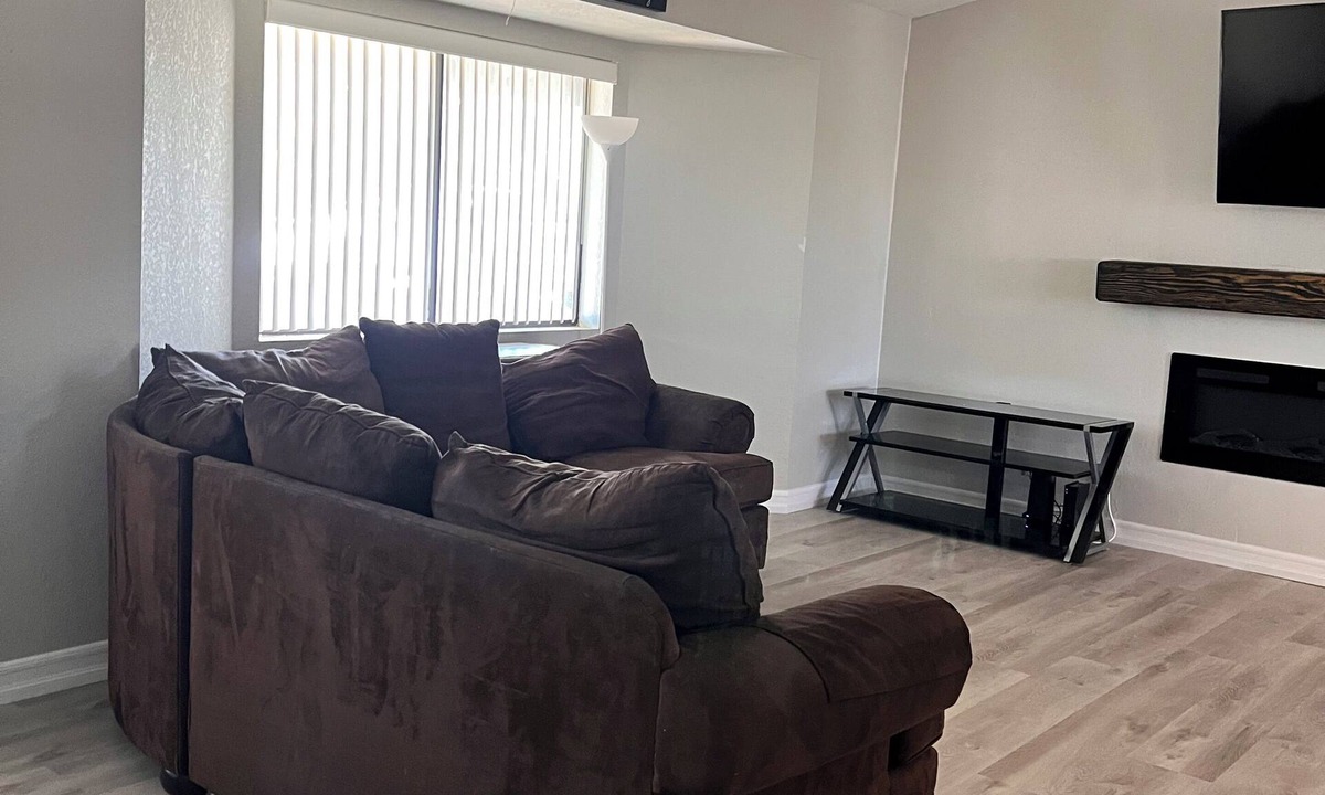 Hesperia House | Spacious 4-bedroom house in beautiful Hesperia with AC