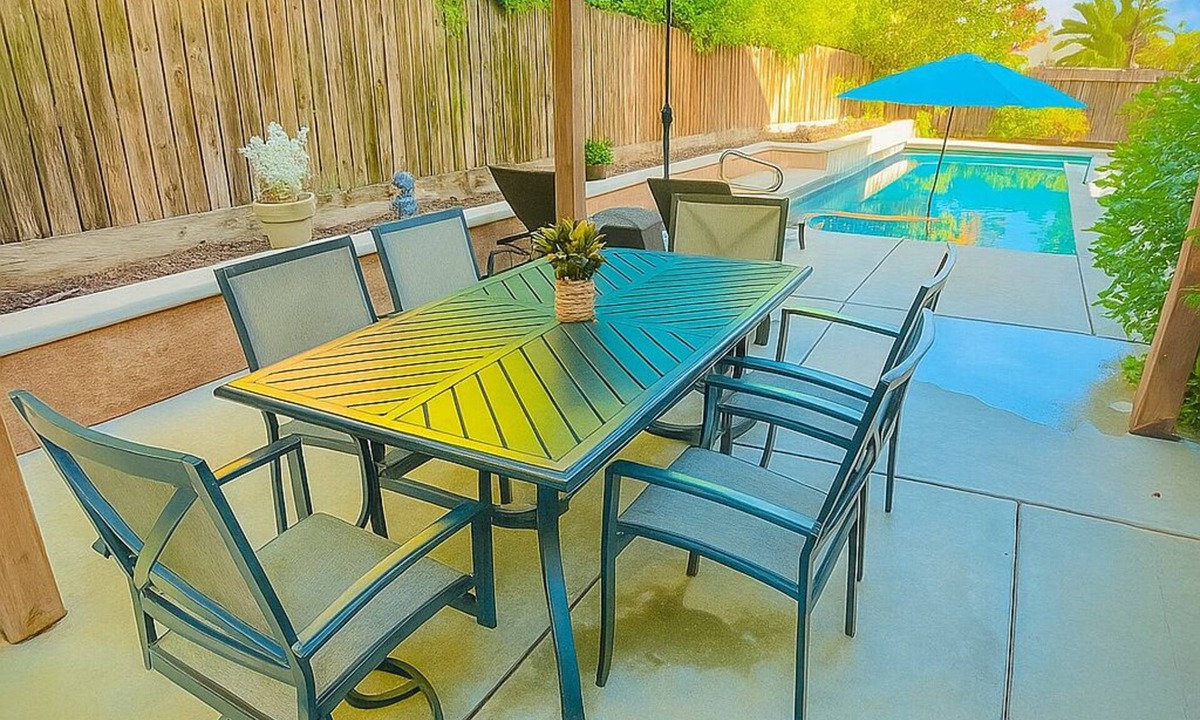 Fresno House | Spacious 4-bedroom house with pool and spa in north Fresno