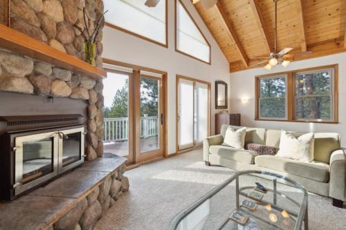 Tahoe Village House | Spacious 4 Bedroom Retreat Near Lake Tahoe- Comfort and Views