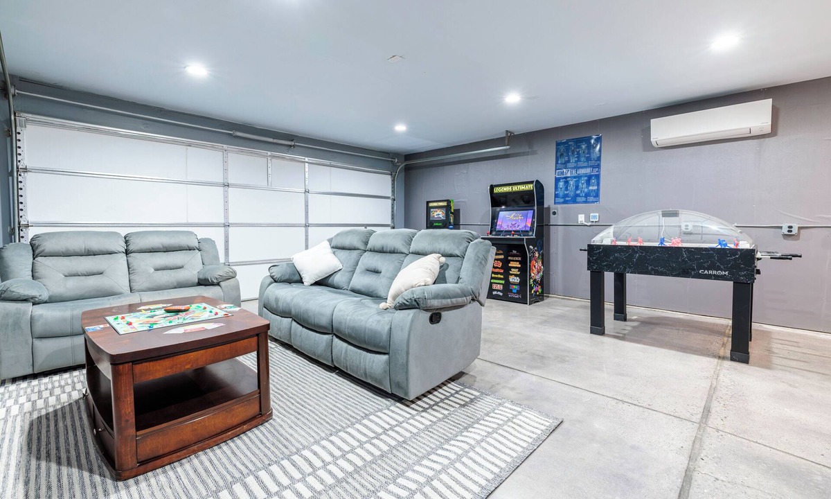 Greenacres House | Spacious 4-bedroom house with Pool, Fun BackYard & Amazing Game Room