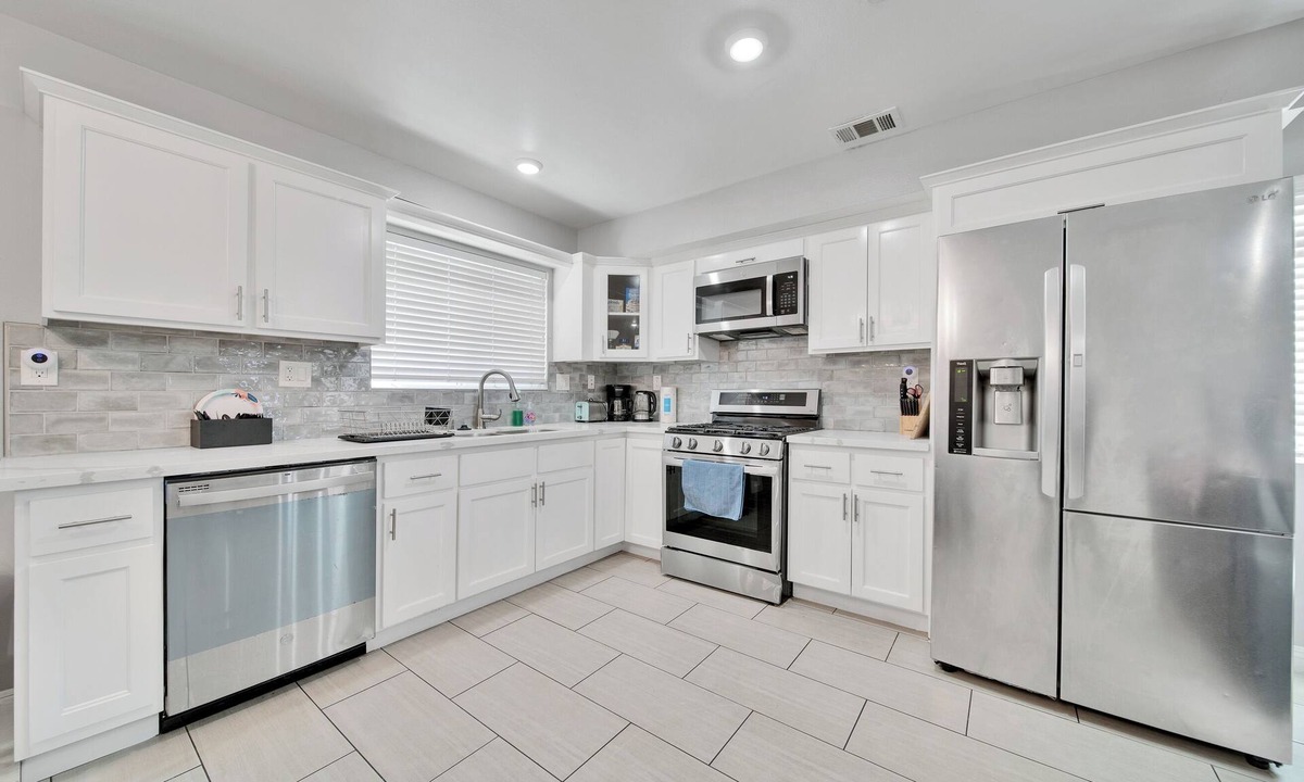 Los Angeles House | Spacious 4-bedroom house in charming Los Angeles with AC, WiFi