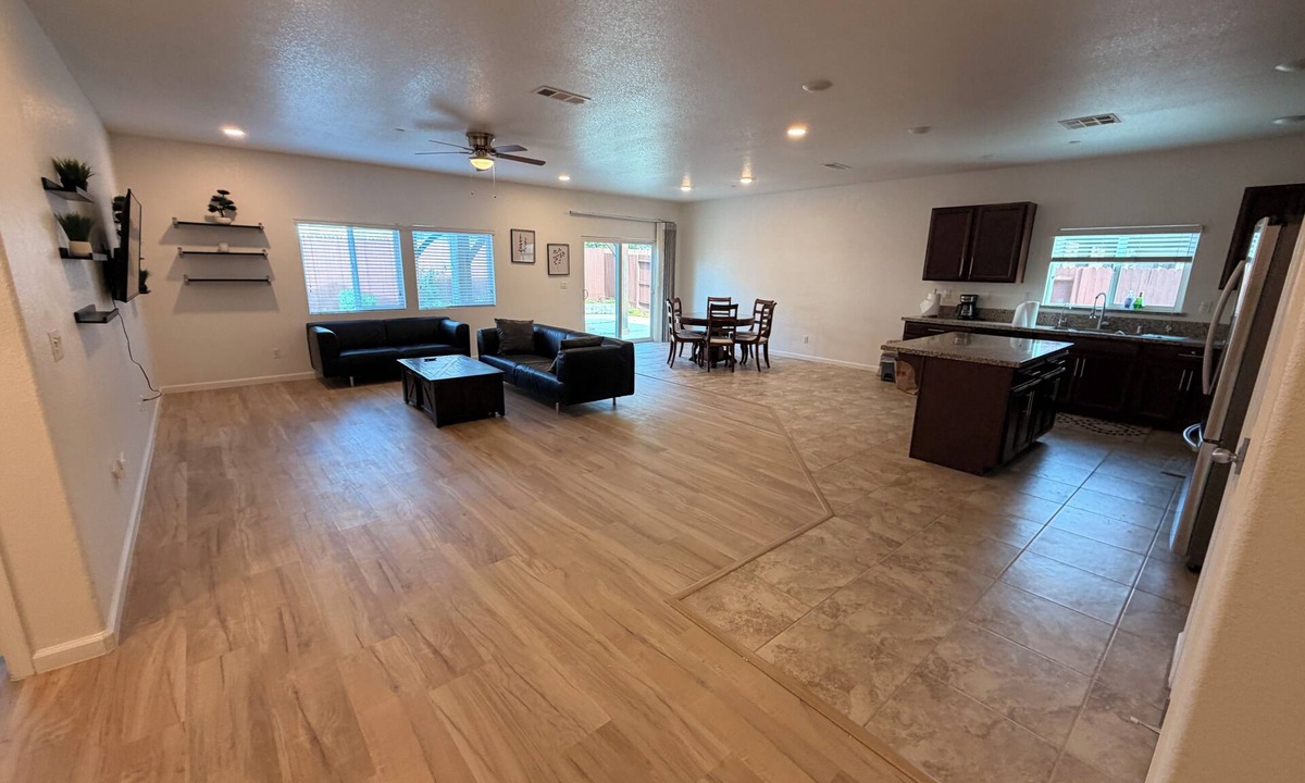 Manteca House | Spacious 5-bedroom house in adorable Manteca with AC