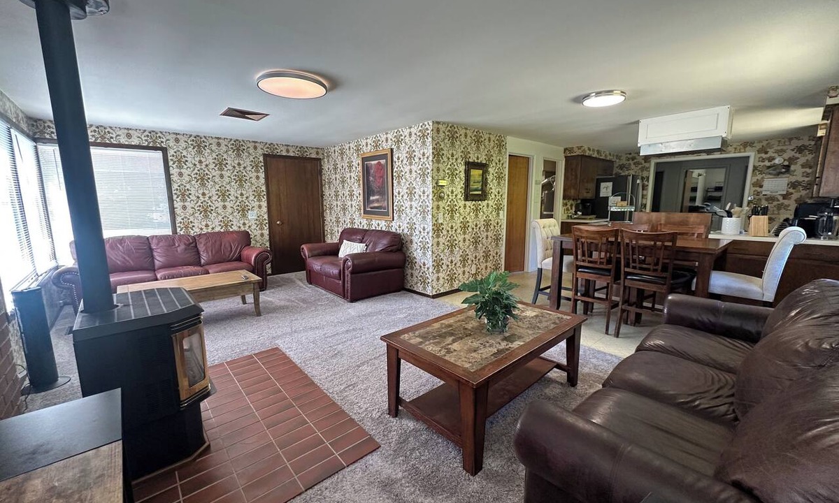 Lynden House | Spacious 5-bedroom house in charming Lynden with theater room and Wi-Fi