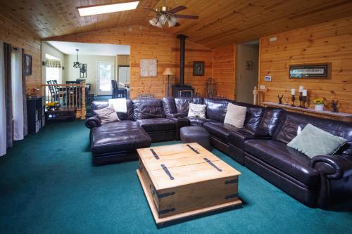 Sierra Village House | Spacious 5BR Mountain Home in Peaceful Mi-Wuk