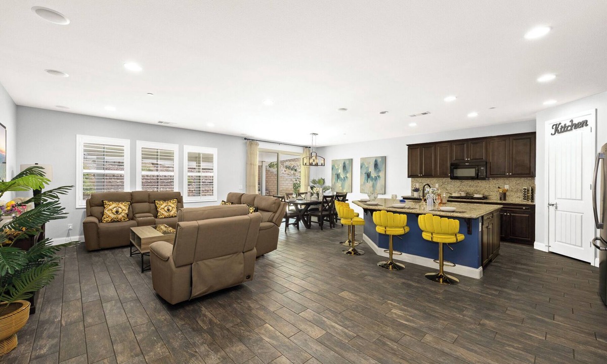 Colton Villa | Spacious 6BD3BA One- Floor villa WiFi Riverside 10Beds 4TVS BBQ