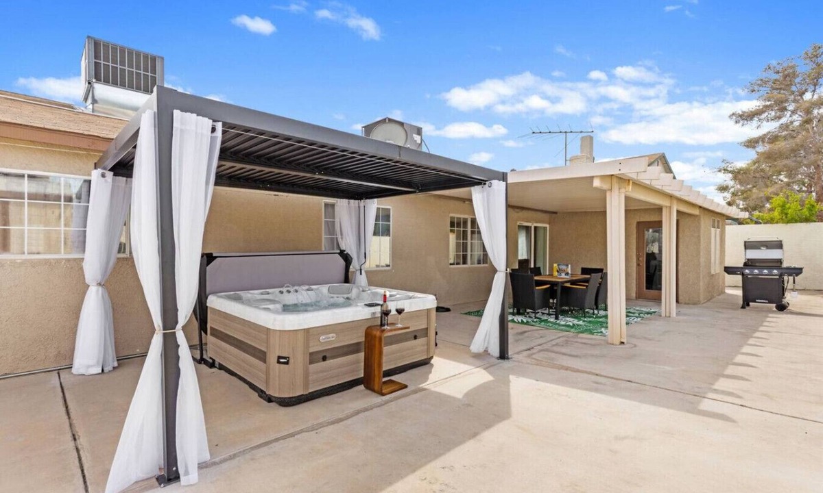 Las Vegas House | Spacious 7BR/5BA 8 Beds w/Hot Tub | Near & Airport