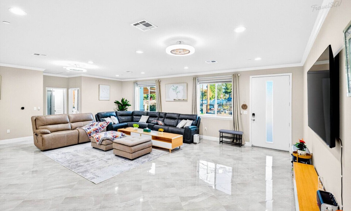 Bassett House | Spacious 9BR Home + Parking + Near DTLA #TravelSGV